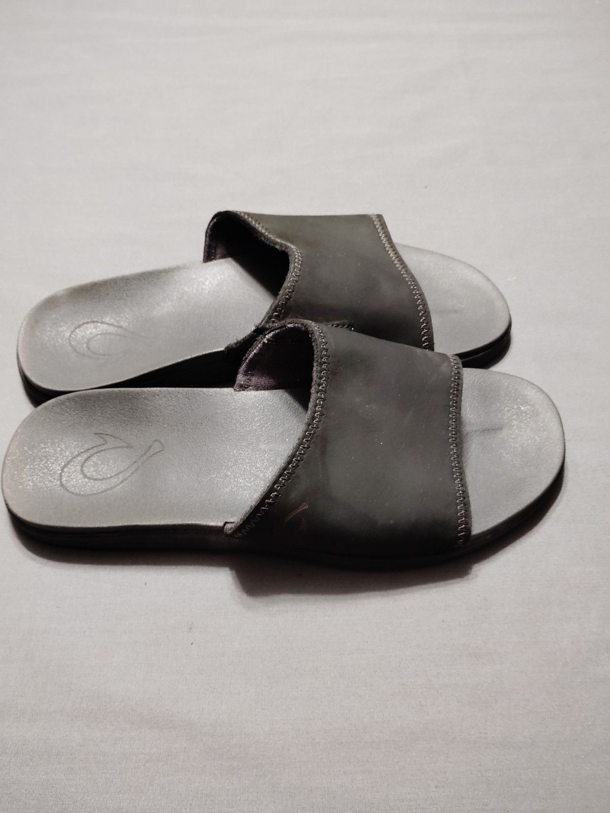 OluKai Alania Slides Sandals Black Leather Men 9M Resort Old Money Beach Travel image 3