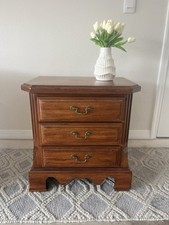 Bassett Solid Oak 3-Drawer Nightstand – Excellent Shape Bassett Solid Oak 3-Drawer Nightstand – Excellent Shape - Image 1