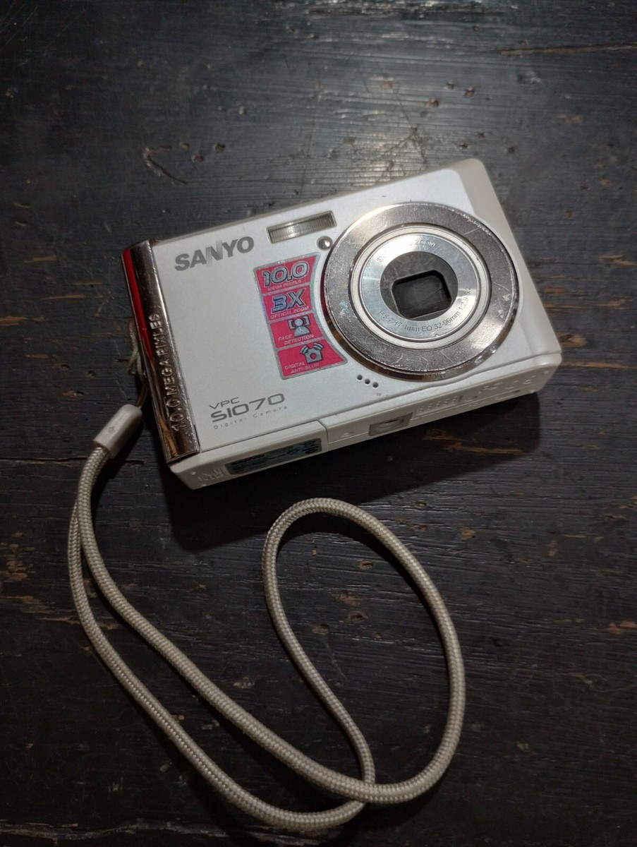 Sanyo VPC S1070 10.0MP Digital Camera - White Parts Only