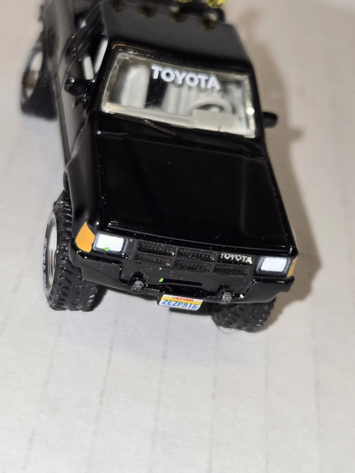 Camioneta pickup Toyota SR5 1985 Johnny Lightning Mystery Matinee 1/64 negra JLSP374 Foto 4 de 4