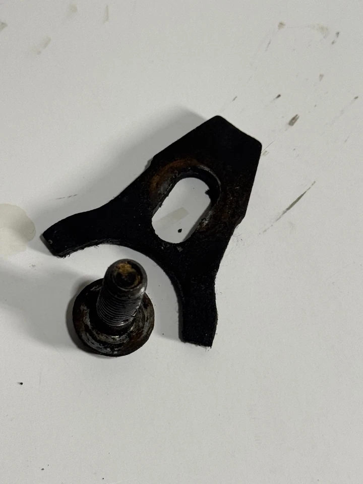 1990 GMC / CHEVY C / K 1500 2500 350 5.7L V8 DISTRIBUTOR DIST HOLD DOWN CLAMP - Image 2 of 4