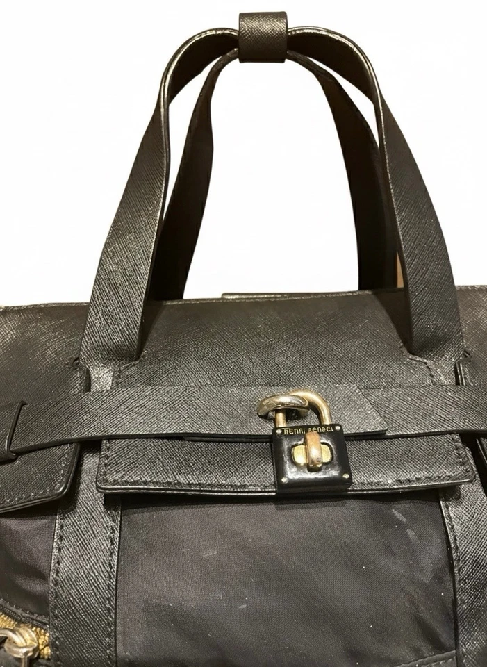 Mochila convertible Henri Bendel Jetsetter en nailon negro herrajes dorado Foto 3 de 4