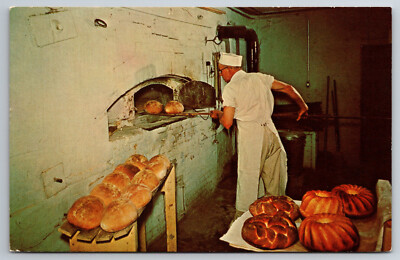Vintage Postcard IA Amana Hanh's Bakery Man Baking Bread Chrome ~1198