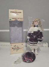 Vintage Die Puppenstube Porzellanpuppe im Originalkarton mit Ständer & Zubehör