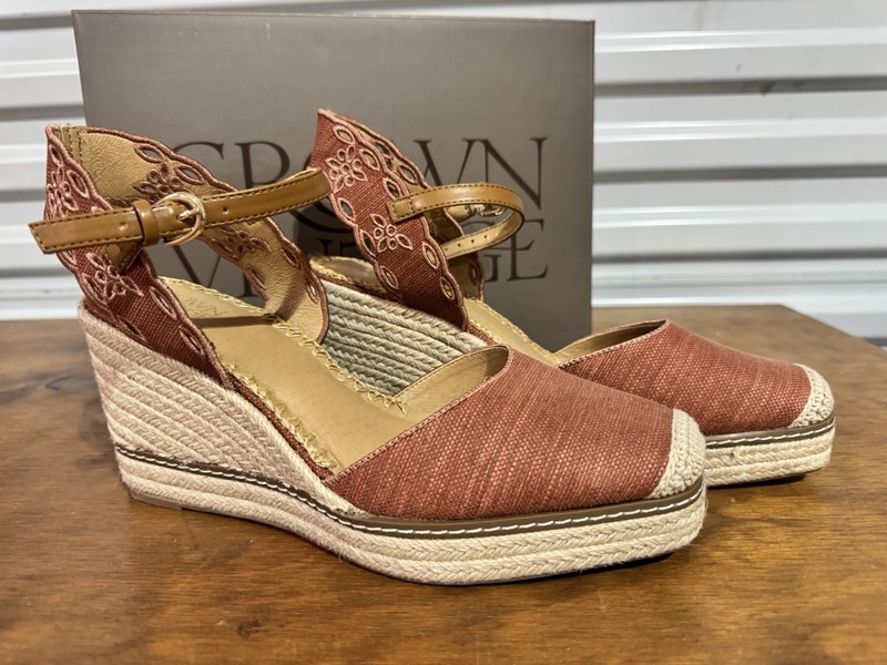 Crown Vintage Heels Size 11 Women's