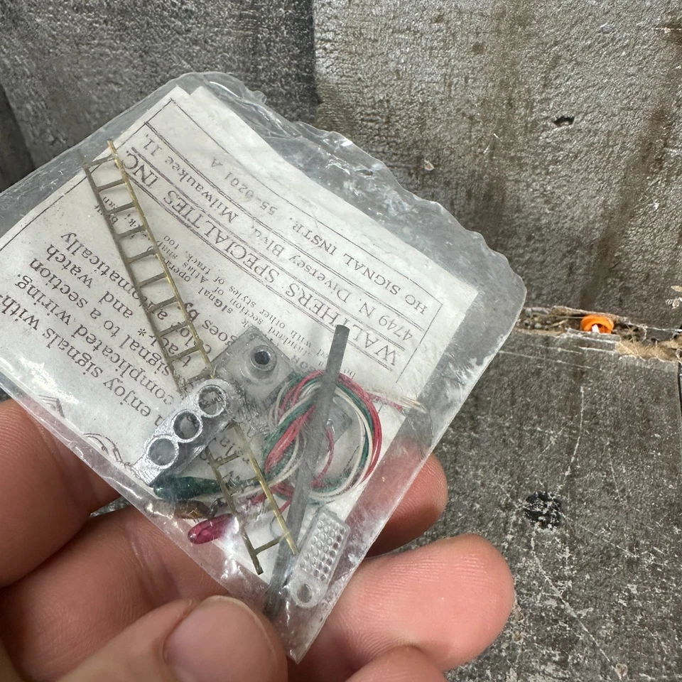 Bee Jay Walthers U214 HO SIGNAL KIT 3 Indication Ground Unit - Image 2 of 3