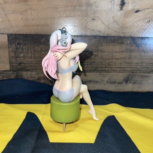 Statua in PVC fresco doccia Super Sonico (danni alle cuffie) - Foto 2 di 4