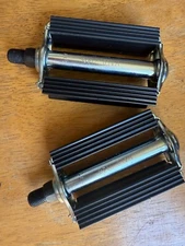 WALD 7140  Vintage 1970's Bicycle Pedals, NOS , shiny chrome  1/2" axle  SCHWINN