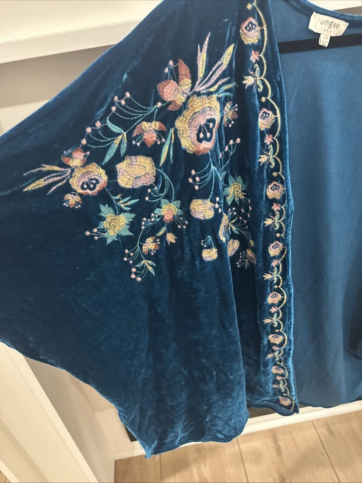 Umgee Velvet Blue Embroidered Short Sleeve Cardigan. Size S/M - Image 2 of 3
