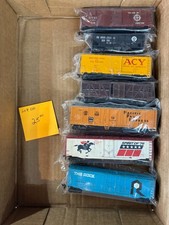 HO scale model railroading, engines, cars, parts Lot-110
