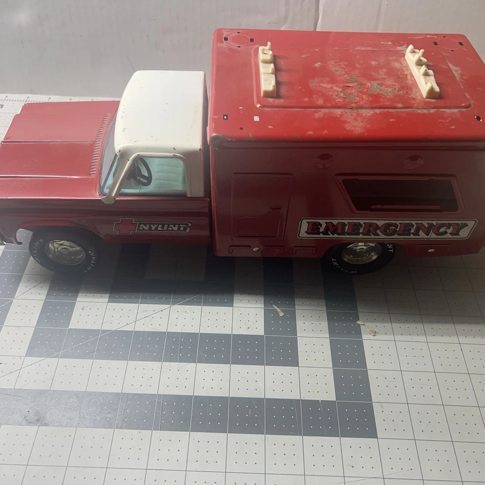 Vintage Nylint Chevy Emergency Truck Red Ambulance #4130  16” Parts Or Repair - Image 4 of 4