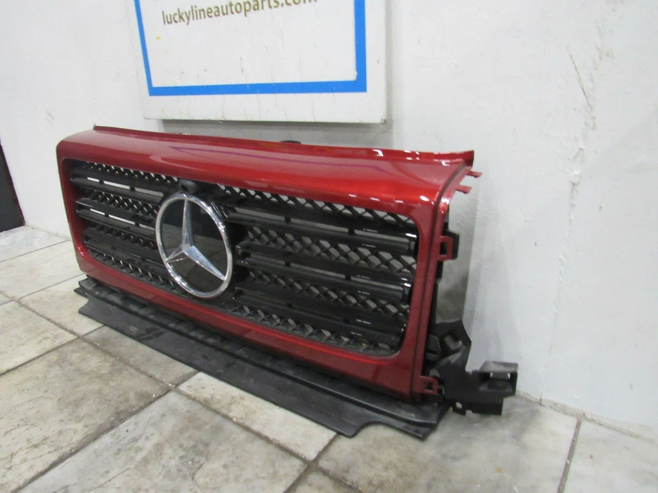 Mercedes G550 2019-2024 emblema de parrilla rojo fabricante de equipos originales usado 4638884300, 4638880800 Foto 4 de 4