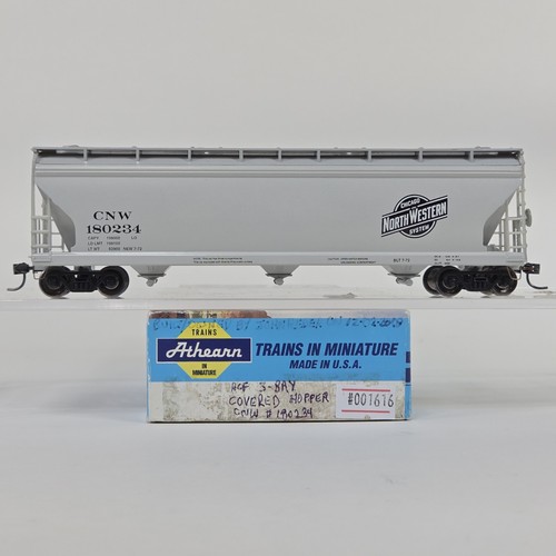 Tolva cubierta de tres bahías Athearn HO Chicago y North Western C&NW #180234 | Condition: New