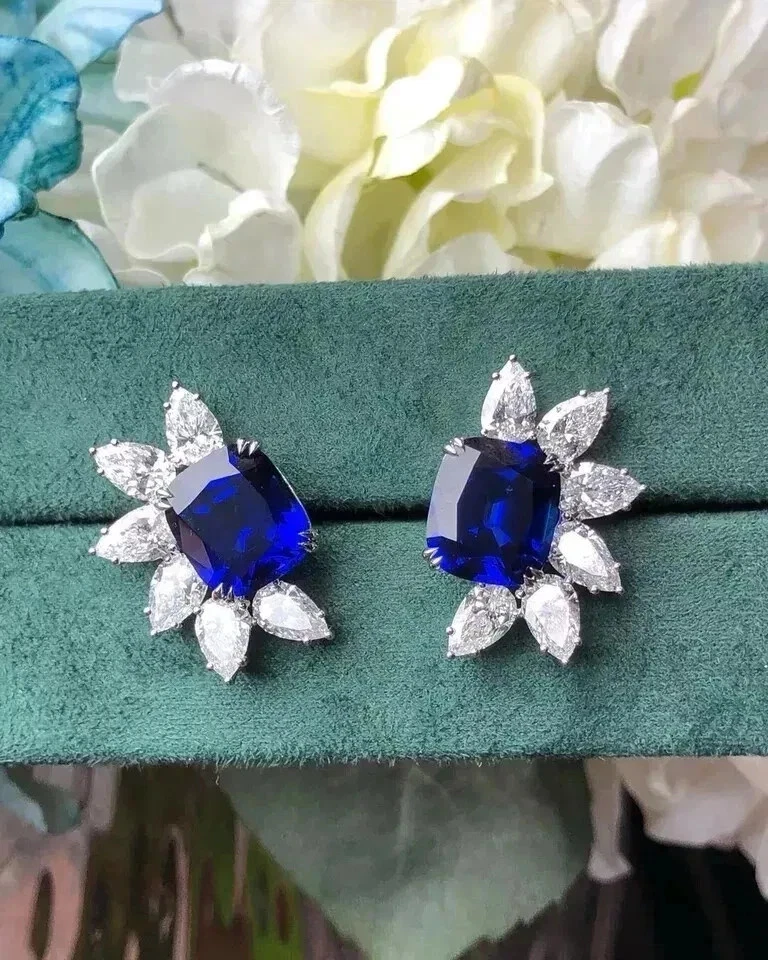 Pendiente de zafiro azul simulado corte cojín de 5,00 quilates chapado en oro blanco de 14 k Foto 3 de 4