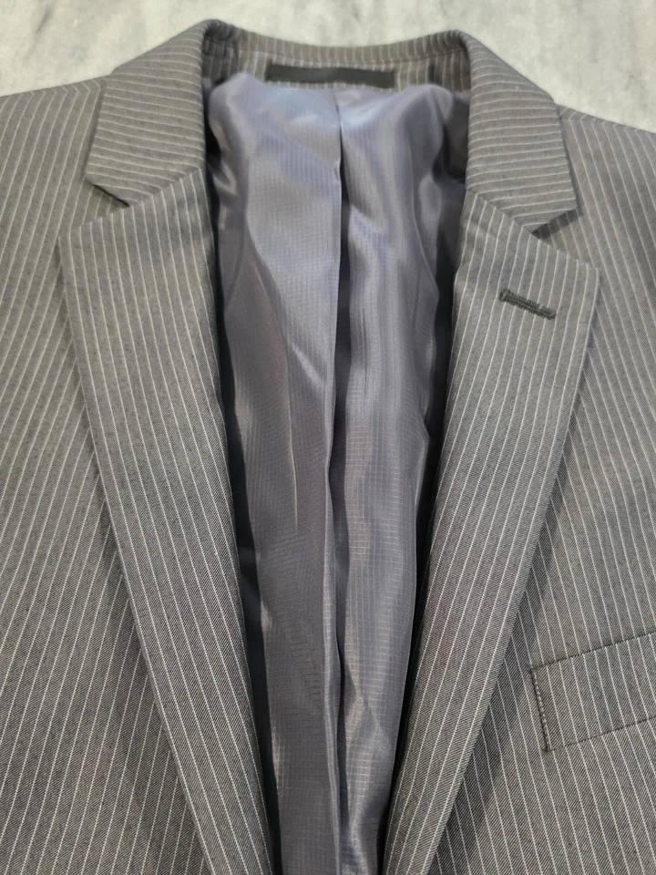 Traje de 2 piezas Kenneth Cole Reaction gris a rayas 42L para hombre 2 botones (34x32) Foto 3 de 4