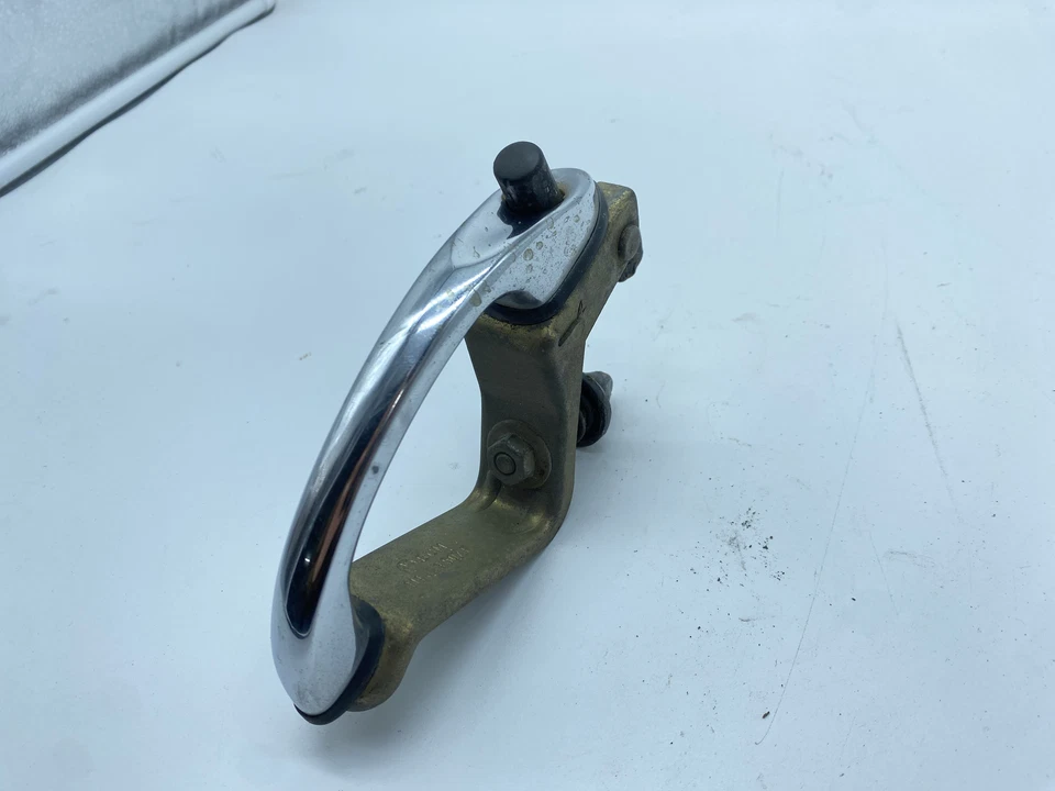 Volkswagen Beetle 1972 — замок капота с внешней ручкой - Изображение 3 из 4