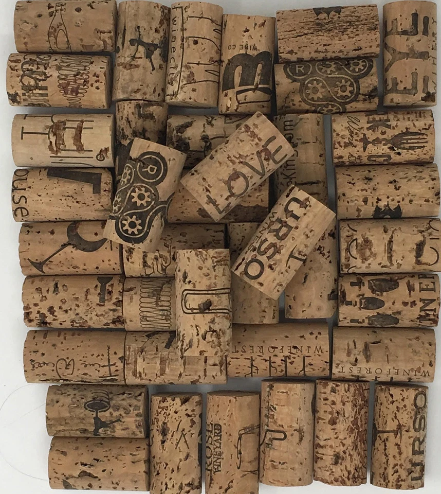 Corchos de vino nuevos para artesanía. Marca impresa totalmente natural para artes, manualidades, decoración. Foto 2 de 4