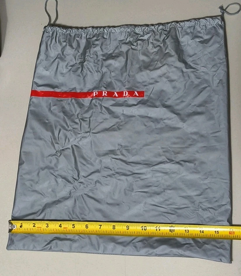 ¡Bolsa de almacenamiento de polvo de vinilo Prada gris plateado con cordón con logotipo rojo!  Foto 2 de 4