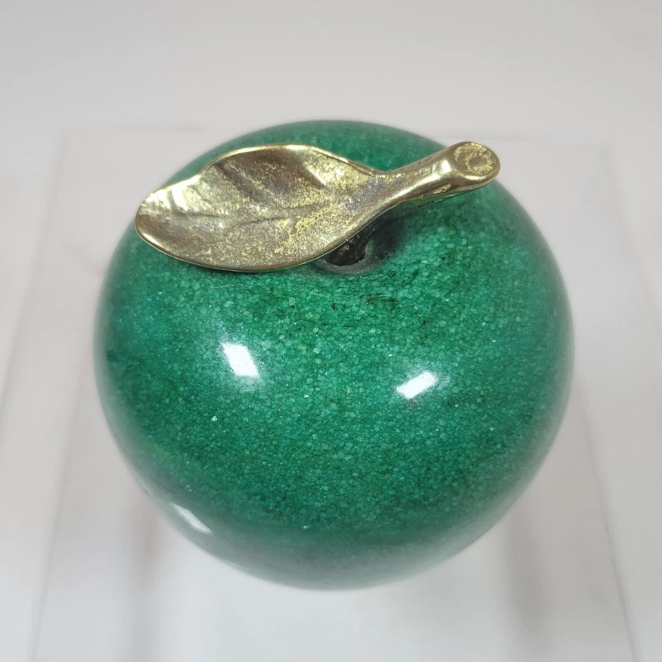 Antigua manzana verde mármol, fruta de piedra verde, manzana con tallo dorado, mediados de siglo Foto 4 de 4