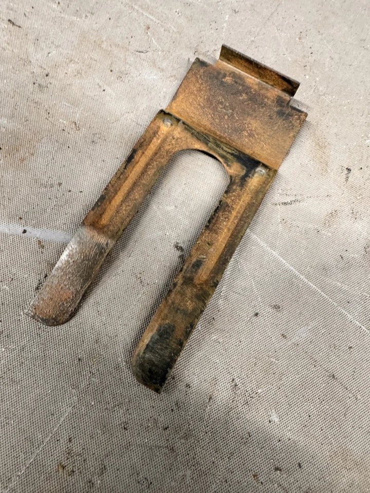 Clip de retención de cerradura de puerta de camioneta Ford 1957-1963 Thunderbird Fairlane personalizado Foto 2 de 4