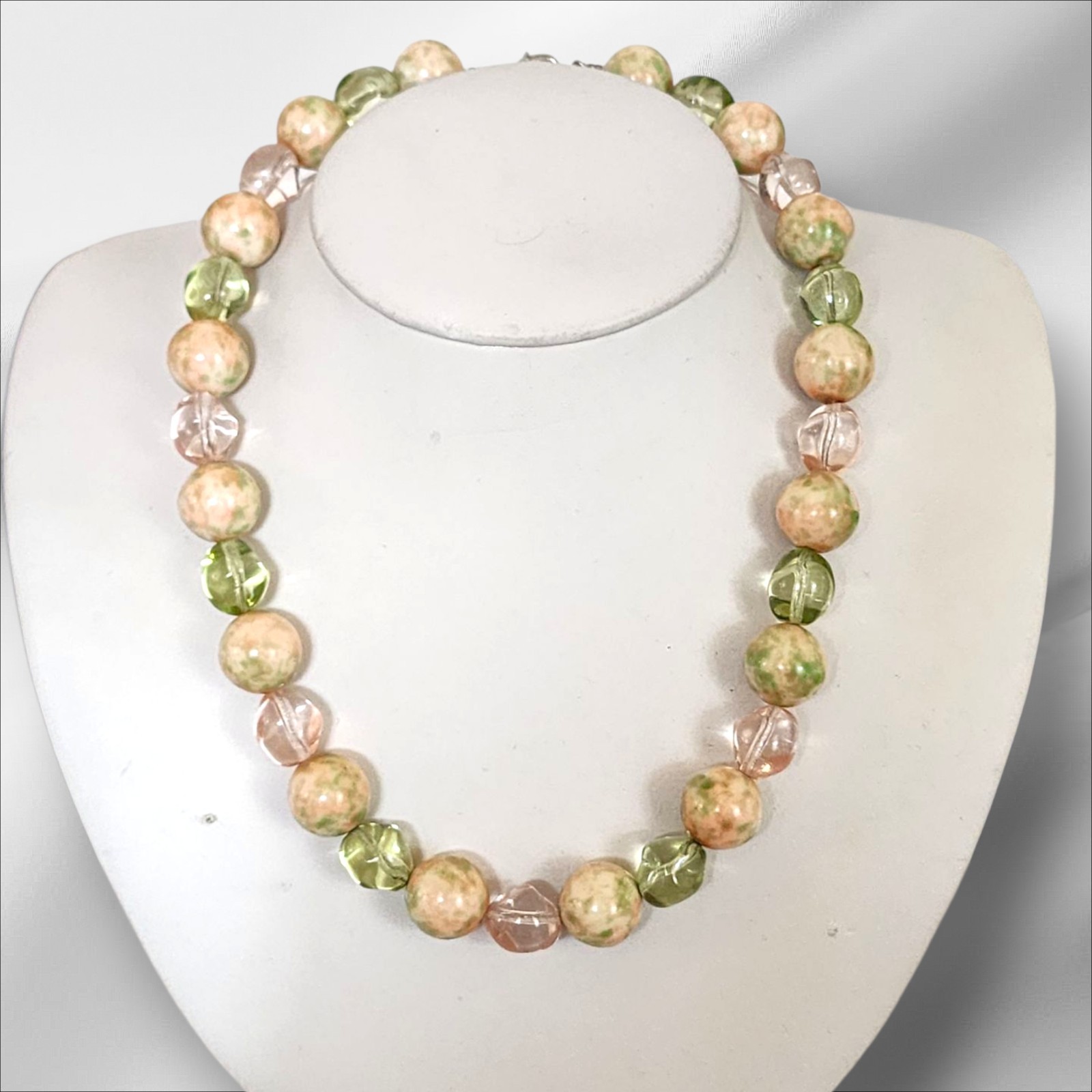 Top Frog Pink And Green Beaded Necklace