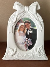 "Marco de fotos de campana de boda Russ de colección - blanco - tiene capacidad para foto de 5 x 7"" - buen estado - palomas"