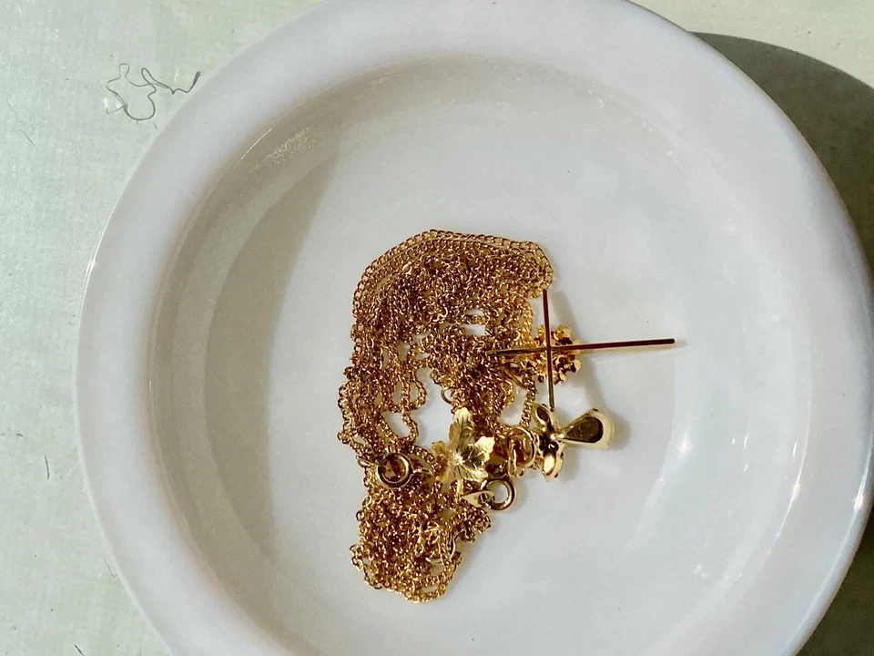 Lote de cuatro collares tono dorado. Malla hueca con cristales, cruz, ángel Foto 2 de 4