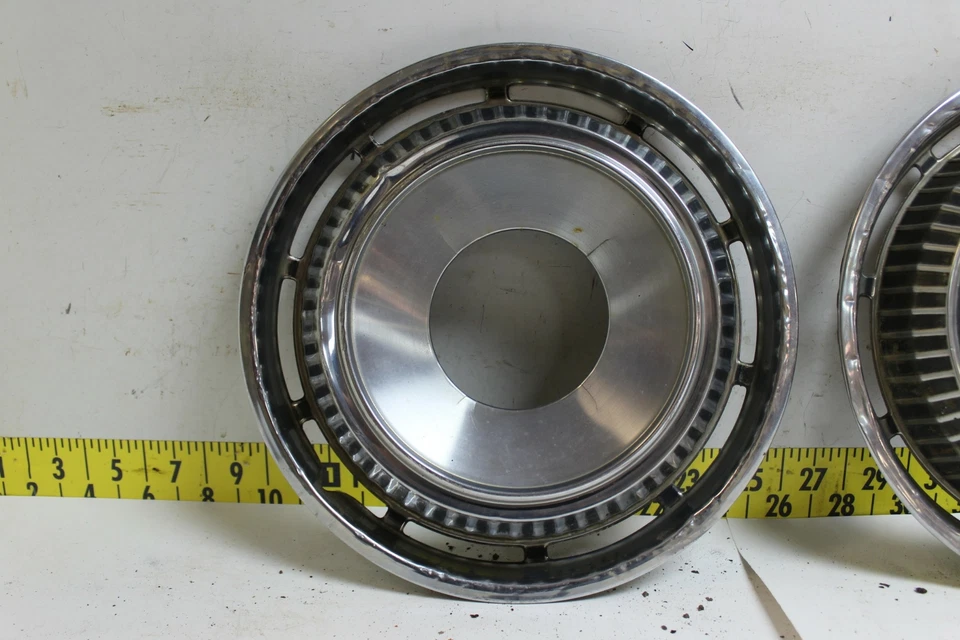 Cubiertas de rueda con tapacubos Mopar 15" usadas 235 con orificio de buje 1969-1979 Jeep (3592) Foto 2 de 4