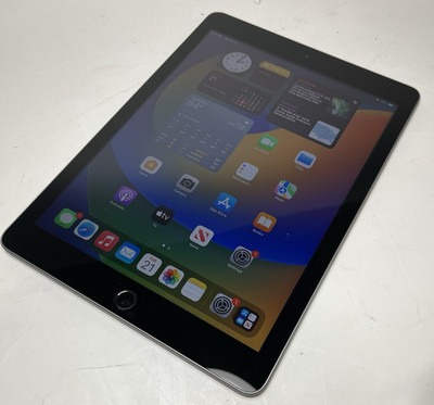 Apple iPad 5th Gen Tablet 32GB - WiFi 9.7in - Space Gray  - A1822 - GREAT CONDIT