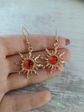 Boucles d’oreilles pendantes Soleil doré et rouge – Acier – Bijoux des Lys
