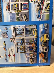LEGO City Garage (4207, 933 pieces, 2012) New (old stock) Retired
