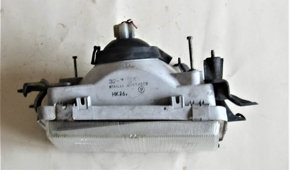 丰田 Tercel AL25 Wagon 4WD 1982 1986 年车头灯右侧 Stanley 32-7R 二手 — 第 3/4 张图片