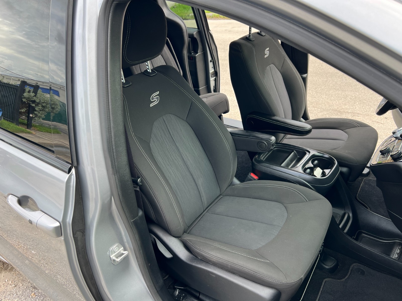 Chrysler Pacifica - Image 19