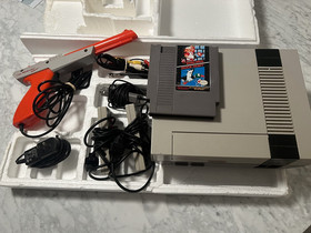 Nintendo NES Action Set w/ Box Zapper 2 Controllers + Mario Duck Hunt CIB