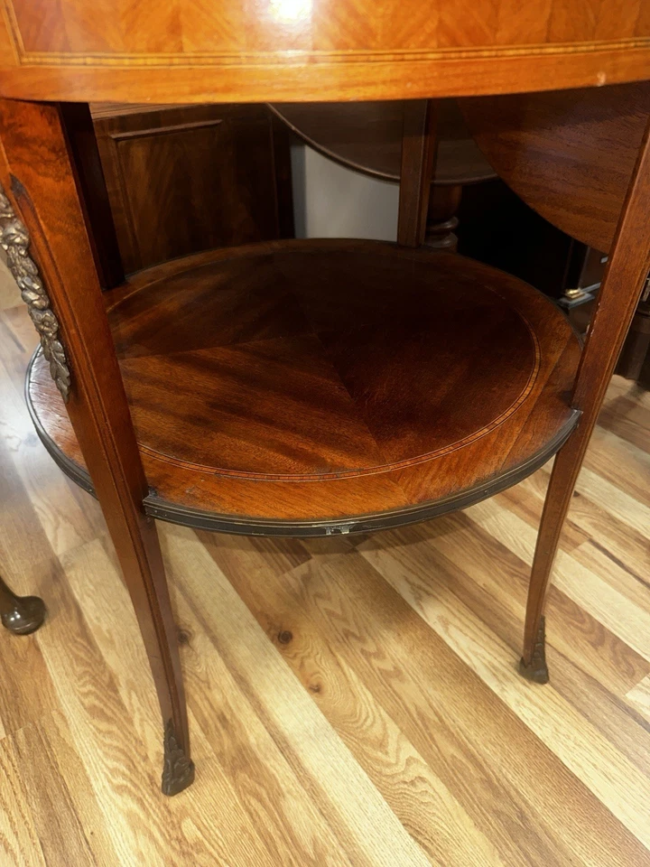 Hermosa mesa de centro auxiliar francesa antigua con incrustaciones de mármol Luis XV Foto 4 de 4