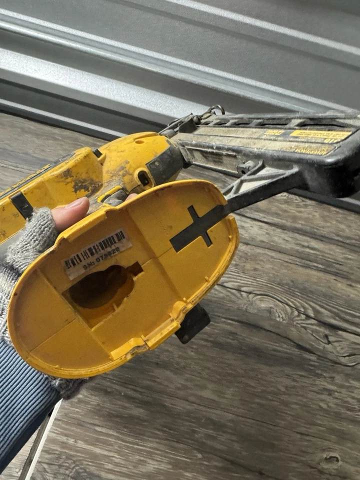 DeWalt DC616 Inalámbrico 18V 16G Mag Recto. Clavadora de acabado - sin probar Foto 3 de 4