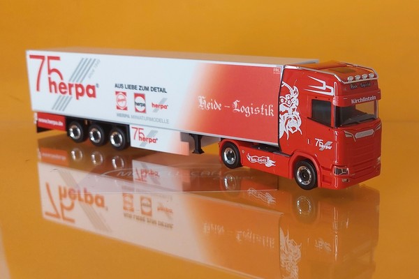"Herpa 317733 Scania CS20 HD KüHlkoffer-Sz \"Heide Logistik / 75 Jahre Herpa\" ,Neu"-image