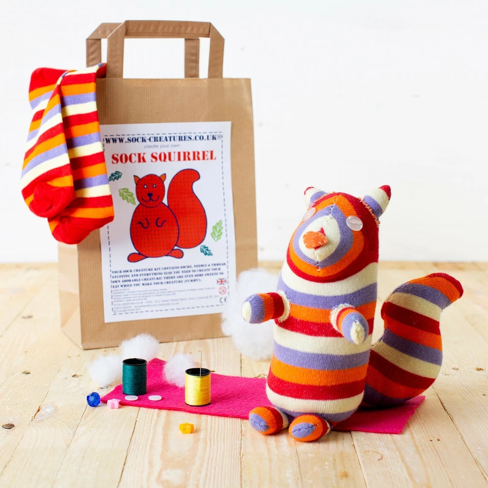 SOCK CREATURES Kit artesanal de ardilla de calcetín | Kit de costura | Kit de manualidades para niños | Fiesta zoom | manualidades
