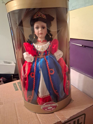 Collectible Memories Snow White Porcelain Girl Doll 16 in Disney Princess Boxed