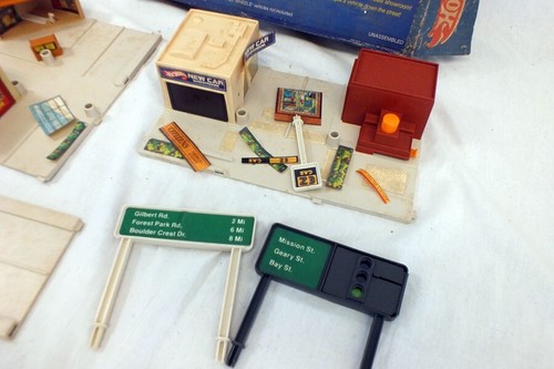 Vintage Hotwheels USA Starter Set 2 Buildings Road Signs No Cars - Picture 2 of 5