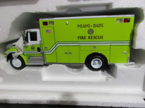 2005 FIRST Gear-" MIAMI-DADE FIRE RESCUE " INTERN. 4400 W/ EMS/RESCUE BODY 1:34