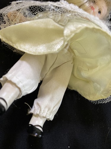 Gorgeous Porcelain 5 Inch DOLL Yellow daisies beautiful dress - Picture 6 of 6