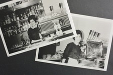 RITRATTO DI DONNA al bancone di un BAR anni 60 b/n 13x18 (2 fotografie)