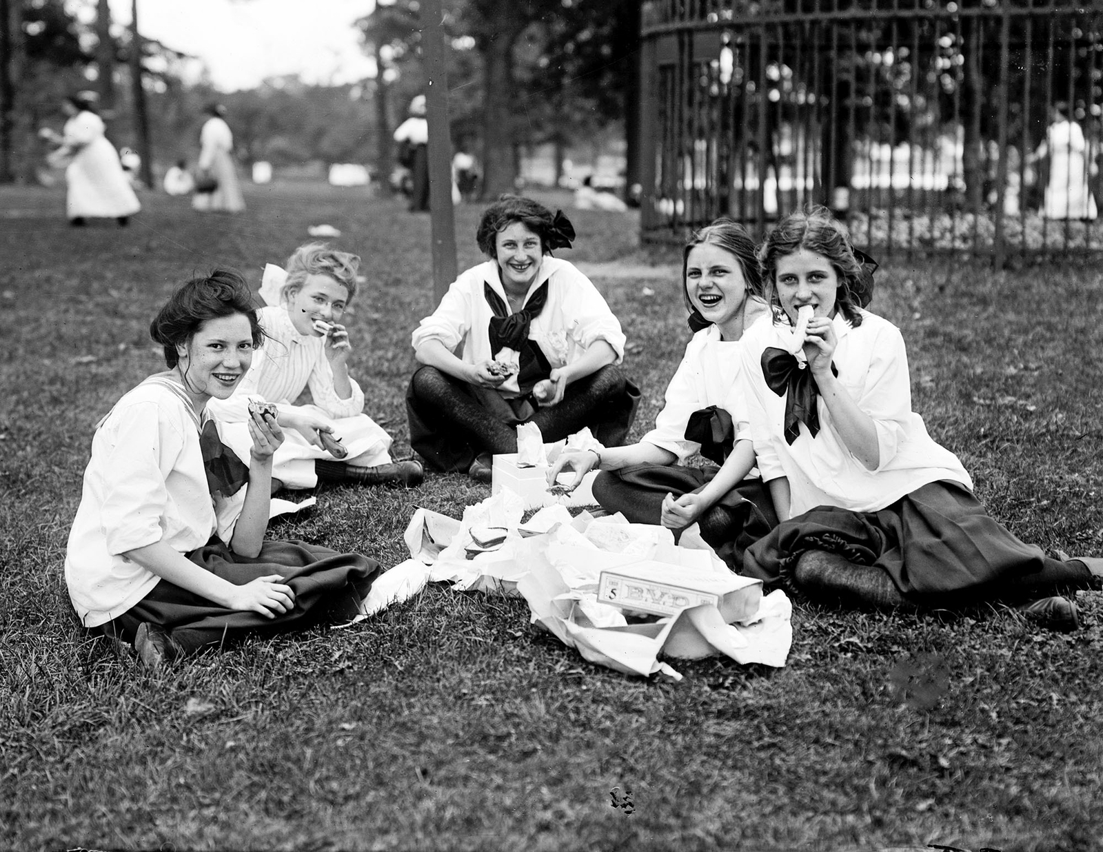 1911 Girls at Pelham Bay Park, Bronx, New York Old Photo 8.5
