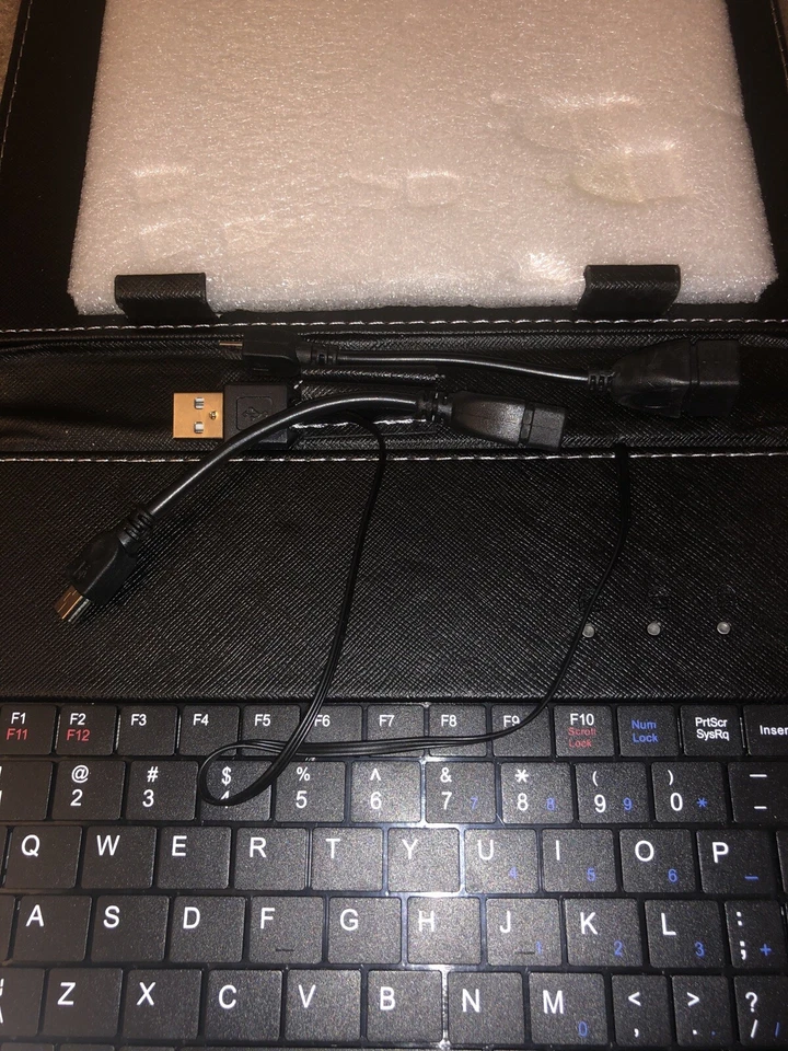 Black Case USB Keyboard  for Tablet. New In Package. With Magnet Closure - Image 3 of 4