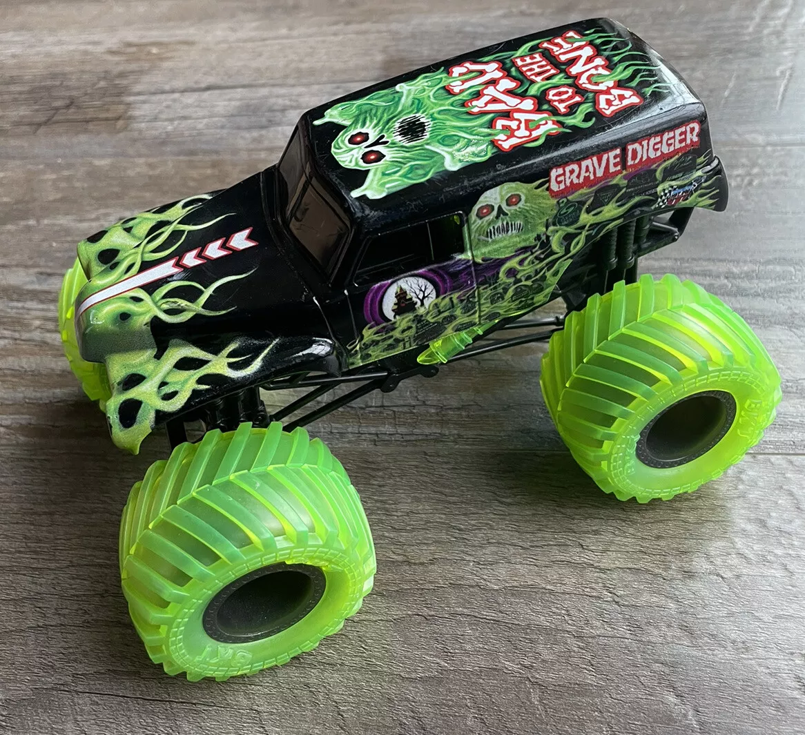 Monster Jam, Grave Digger Retro 1:24 Scale Die-Cast Monster Truck, Girl and  Boy Toys