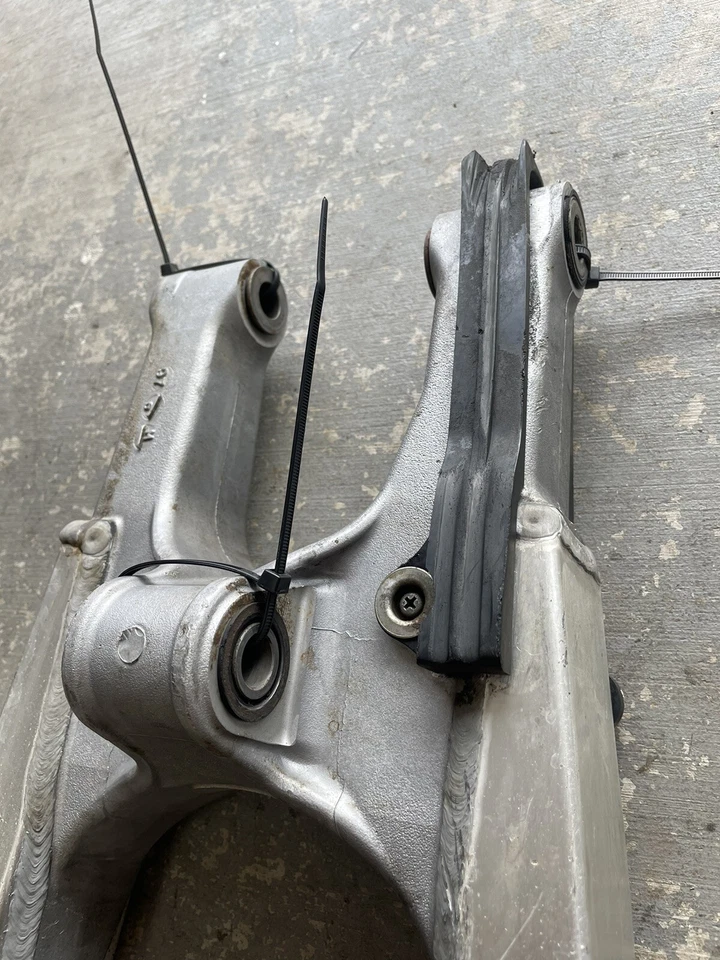 OEM 1998 Suzuki Rm250 Swing Arm - Image 2 of 4