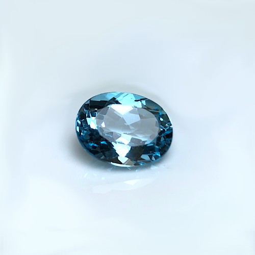 Blautopas swiss blue Ovalschliff min. 18 Karat min. 19x14mm behandelt natürlich