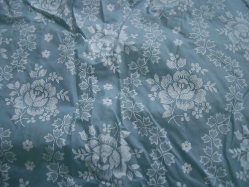 Delantal de plástico vintage azul claro con flores blancas 17 pulgadas de largo AP171 - Imagen 2 de 3