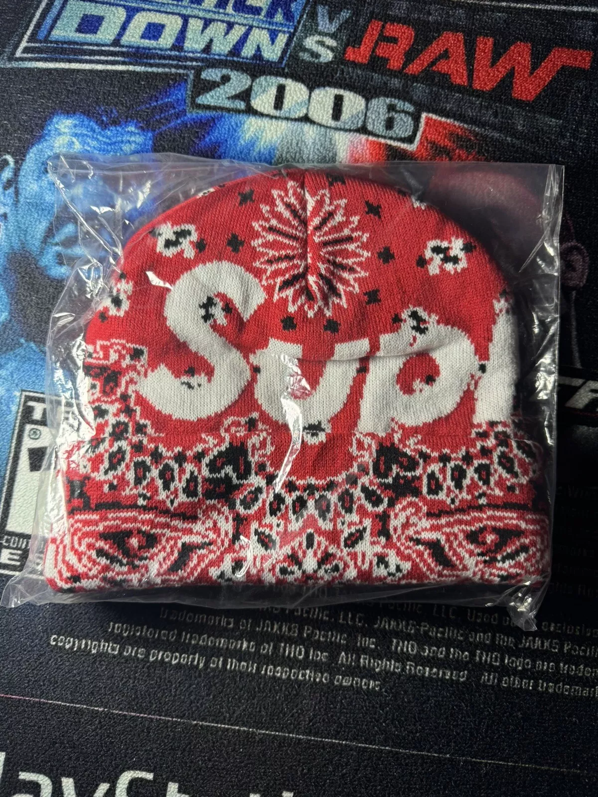 Bonnet Supreme Big Logo rouge bandana FW24 taille unique imprimé cachemire neuf EN MAIN
